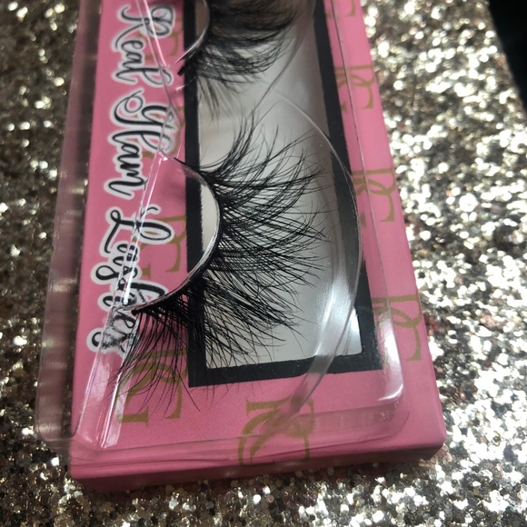 MInk LASHES - Picture 2 of 3